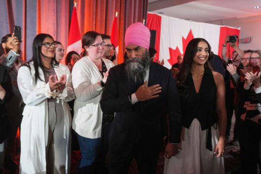 자그밋 싱 캐나다 신민주당 대표(분홍색 터번)가 28일(현지시각) 밤 브리티시컬럼비아주 버나비 선거운동캠프에 도착해 지지자들과 인사하고 있다. 버나비/AP 연합뉴스
