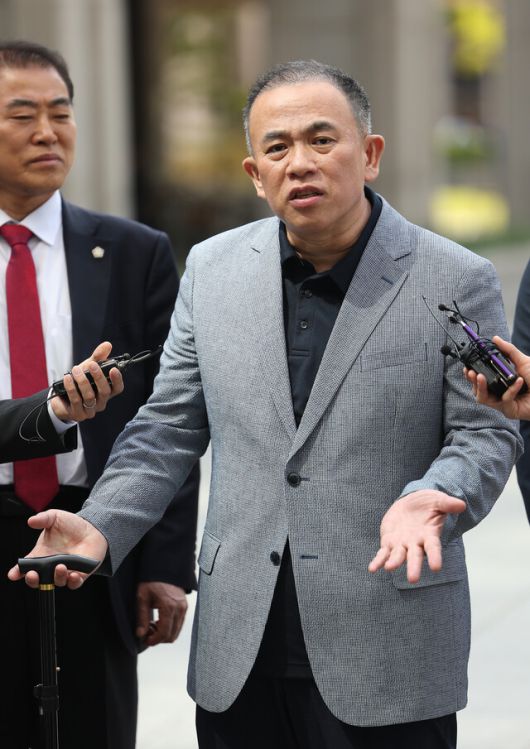 ‘정치 브로커\' 명태균씨가 2025년 4월30일 윤석열 전 대통령 부부와 구 여권 정치인 다수가 연루된 공천 개입·여론조사 의혹 관련 조사를 받기 위해 서울 서초구 서울고등검찰청으로 향하며 취재진의 질문에 답변하고 있다. 연합뉴스