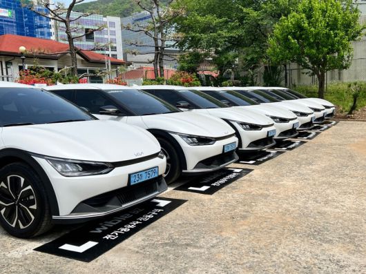 경상남도는 2022년 5월부터 ‘나누카’라고 이름을 붙인 관용차 공유 서비스를 시작했다. 기아 제공