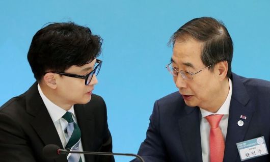 2023년 6월28일 당시 한덕수 국무총리(오른쪽)와 한동훈 법무부 장관이 청와대 영빈관에서 열린 국가재정전략회의에 앞서 대화하는 모습. 연합뉴스