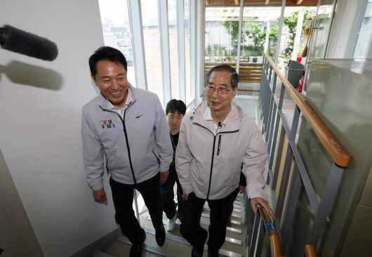 한덕수 전 국무총리(오른쪽)가 2일 서울 종로구 돈의동 쪽방촌을 방문해 오세훈 서울시장의 안내로 쪽방상담소 시설을 둘러보고 있다. 강창광 선임기자 chang@hani.co.kr