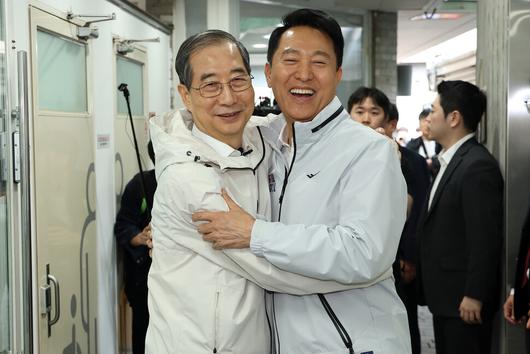 한덕수 전 총리가 2일 서울 종로구 돈의동 쪽방촌 주민공동시설에서 오세훈 서울시장과 만나 포옹하고 있다. 공동취재사진