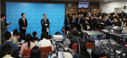 한덕수 전 국무총리가 2일 오전 서울 여의도 국회 소통관에서 대통령 선거 출마 선언을 마친 뒤 취재진의 질의에 답하고 있다. 신소영 기자 viator@hani.co.kr