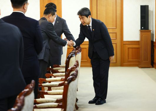 이주호 대통령 권한대행 부총리 겸 교육부 장관이 2일 오전 정부서울청사에서 열린 긴급 국가안전보장회의에 참석해 신원식 국가안보실장과 인사하고 있다. 대통령실사진기자단2