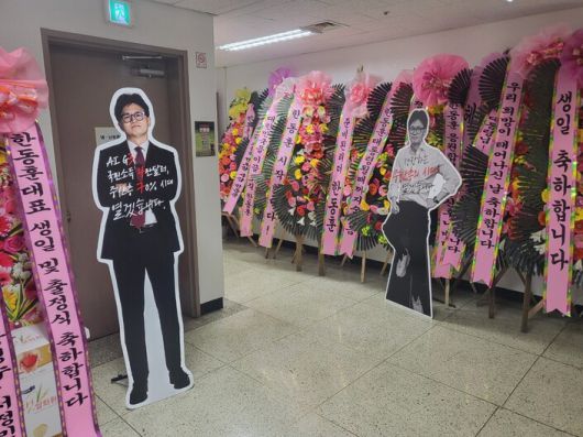 한동훈 후보 선거사무실이 자리잡은 층의 복도에 축소 등신대가 여럿 설치된 모습. 이승욱기자