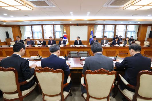 이주호 대통령 권한대행 부총리 겸 교육부 장관이 2일 오전 서울 종로구 정부서울청사에서 국무위원 간담회를 하고 있다. 교육부 제공