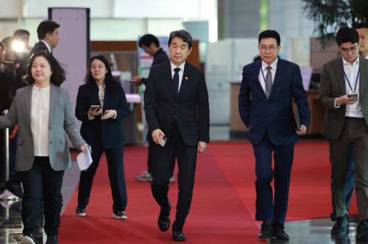 이주호 대통령 권한대행 부총리 겸 교육부 장관이 2일 오전 정부서울청사로 출근하고 있다. 대통령실사진기자단