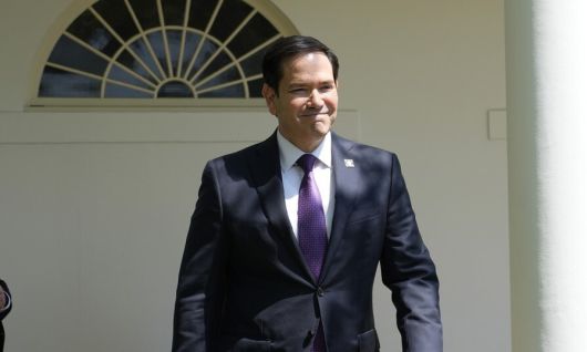 마코 루비오 미국 국무장관이 1일 미국 백악관에서 열린 국가기도의 날 행사에 참여하기 위해 정원으로 들어서고 있다. UPI 연합뉴스