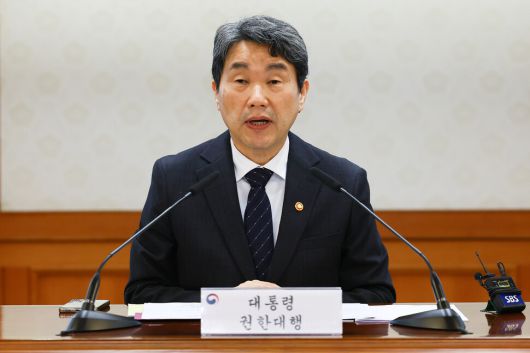 이주호 대통령 권한대행 부총리 겸 교육부 장관이 2일 오전 정부서울청사에서 열린 긴급 국가안전보장회의에서 발언하고 있다. 대통령실사진기자단