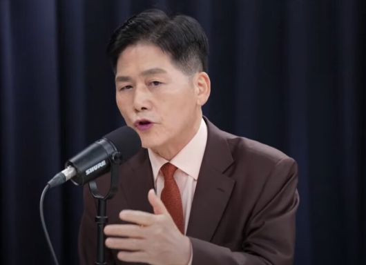 김 전 논설위원은 1일 채널에이(A) 유튜브 채널 ‘정치시그널 나이트’에 출연해 말하고 있다.