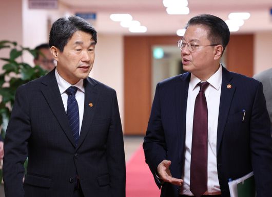 이주호 권한대행이 2일 오전 정부서울청사에서 열린 임시 국무회의에 참석하며 방기선 국무조정실장과 이야기하고 있다. 대통령실사진기자단