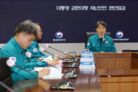 이주호 권한대행이 2일 오후 정부서울청사 재난안전관리상황실에서 열린 재난안전 현안점검회의에 참석해 발언하고 있다. 대통령실사진기자단