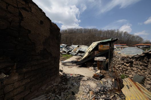 조탑마을 입구에서 작가의 오두막으로 올라가는 고샅길 주변 집들이 하늘을 날아다니는 ‘불폭탄’에 맞아 폐허가 됐다. 김진수 선임기자