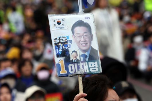 3일 오후 서울 서초구 대법원 인근에서 ‘법비에게 철퇴를! 조희대 대법원 박살내자’ 138차 전국집중 촛불대행진이 촛불행동 주최로 열려 한 참가자가 이재명 더불어민주당 대통령 후보의 사진을 들고 있다. 김영원 기자 forever@hani.co.kr