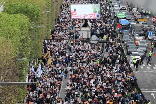 3일 오후 서울 서초구 대법원 인근에서 ‘법비에게 철퇴를! 조희대 대법원 박살내자’ 138차 전국집중 촛불대행진이 촛불행동 주최로 열려 참가자들이 도로를 채워 앉아 있다. 김영원 기자 forever@hani.co.kr