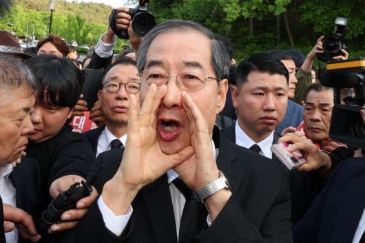 2일 오후 광주 북구 국립 5·18 민주묘지를 찾은 한덕수 전 총리가 광주비상행동 등 시민·사회단체 관계자들의 반발에 가로 막히자 “저도 호남 사람”이라며 참배를 호소하고 있다. 연합뉴스