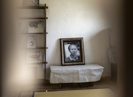 오두막의 창호지 찢어진 방문 안에선 사진 속 작가가 말 없이 바깥세상을 응시하고 있다. 김진수 선임기자