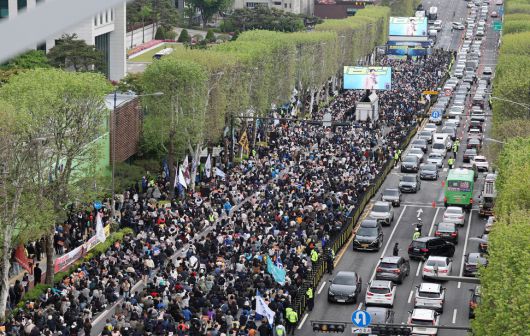 3일 오후 서울 서초구 대법원 인근에서 ‘법비에게 철퇴를! 조희대 대법원 박살내자’ 138차 전국집중 촛불대행진이 촛불행동 주최로 열려 참가자들이 도로를 채워 앉아 있다. 김영원 기자 forever@hani.co.kr
