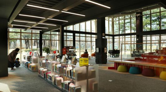 의정부 경전철 발곡역 인근 ‘장암발곡근린공원’에 있는 ‘의정부음악도서관’은 창에서 쏟아지는 햇살과 너른 실내가 매력적이어서 찾는 이가 점점 늘고 있다. 박미향 기자