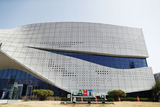 의정부 여행의 대명사로 떠오르고 있는 ‘의정부미술도서관’. 박미향 기자