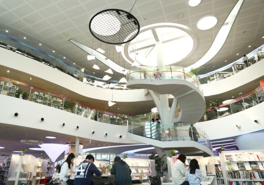 의정부 여행의 대명사로 떠오르고 있는 ‘의정부미술도서관’. 책과 문화, 예술이 어우러진 건축물로 개방감이 큰 공간이다. 박미향 기자