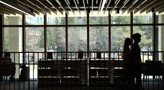 의정부 경전철 발곡역 인근 ‘장암발곡근린공원’에 있는 ‘의정부음악도서관’은 창에서 쏟아지는 햇살과 너른 실내가 매력적이어서 찾는 이가 점점 늘고 있다. 박미향 기자