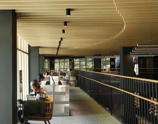 의정부 경전철 발곡역 인근 ‘장암발곡근린공원’에 있는 ‘의정부음악도서관’은 창에서 쏟아지는 햇살과 너른 실내가 매력적이어서 찾는 이가 점점 늘고 있다. 박미향 기자