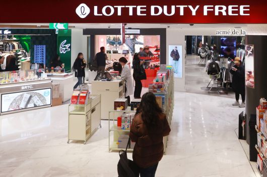 롯데면세점은 중국 보따리상인 다이궁과의 기형적인 거래를 정상화하기 위해 업계 최초로 거래 규모가 큰 주요 중국인 보따리상에게 2025년 1월부터 면세품 판매를 중단하겠다고 통보했다. 연합뉴스