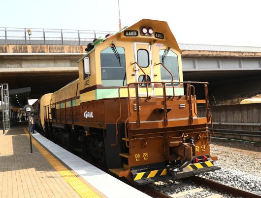 21년 만에 다시 달리기 시작한 교외선 모습. 옛 향수를 불러일으키는 색과 모양새 때문에 인기가 많다. 박미향 기자