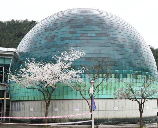‘송암스페이스센터’에 있는 우주 영상 상영관 플라네타리움을 밖에서 본 모습. 플라네타리움은 천체를 투영하여 상영하는 돔형 극장을 말한다. 박미향 기자
