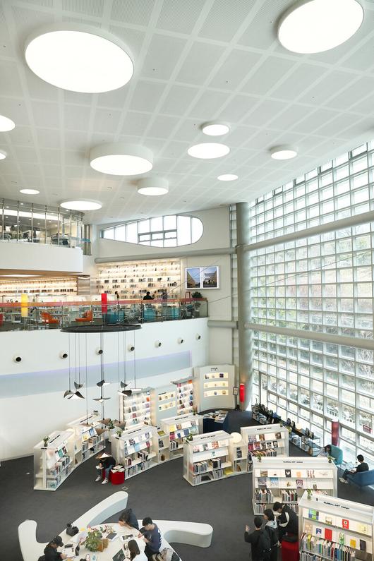 의정부 여행의 대명사로 떠오르고 있는 ‘의정부미술도서관’. 책과 문화, 예술이 어우러진 건축물로 개방감이 큰 공간이다. 박미향 기자