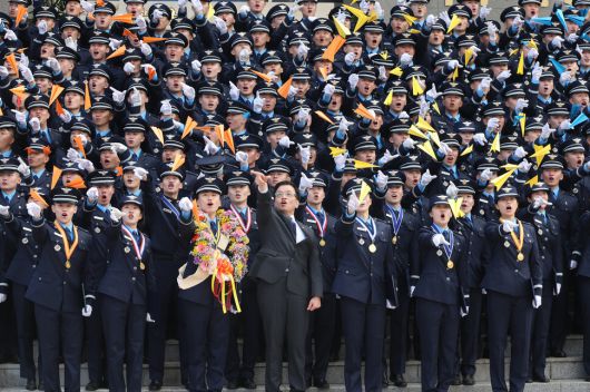 지난 3월12일 오후 충북 청주 공군사관학교에서 열린 제73기 졸업 및 임관식에서 졸업생들이 종이비행기를 날리고 있다. 대통령실사진기자단