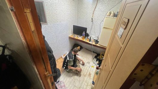 지난 4일 서울 종로구 돈의동 쪽방촌에서 한 주민이 사람 한 명이 눕기도 벅찬 자신의 방을 보여주고 있다. 최현수 기자