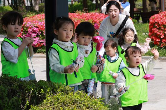 ‘소소한 소풍’이 끝나고 솔빛길 원아들이 하나 원아들을 배웅하고 있다. 김혜윤 기자 unique@hani.co.kr