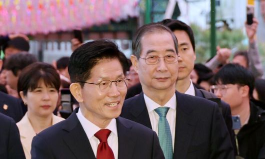 김문수 국민의힘 대통령 후보와 한덕수 무소속 후보가 부처님 오신 날을 맞은 5일 서울 종로구 조계사 대웅전 앞에서 열린 부처님 오신 날 봉축법요식에 입장하고 있다. 대통령실사진기자단