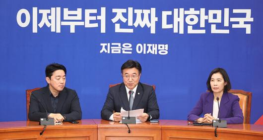 윤호중 더불어민주당 총괄선대본부장(가운데)이 5일 오전 국회에서 기자간담회를 열어 “선거운동이 시작되는 5월12일 이전까지 선거운동 기간 중 잡혀있는 출마 후보들에 대한 공판기일을 모두 대선 이후로 변경하라”고 촉구하고 있다. 윤운식 선임기자 yws@hani.co.kr