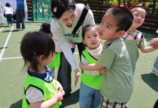 지난달 30일 오전 어린이날을 앞두고 경기 남양주시 시립효성솔빛길어린이집 풋살장에서 하나어린이집과 효성솔빛길어린이집이 함께 연 ‘소소한 소풍’에서 하나 성재(오른쪽 둘째)가 솔빛길 루다를 안아주고 있다. 김혜윤 기자 unique@hani.co.kr