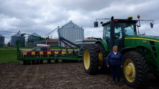 미국 아이오와주 주도 디모인에서 북쪽에 위치한 소도시 햄프턴에 있는 에이프릴 헤미스의 농장. 트랙터 앞에서 헤미스가 포즈를 취했다. 65살 농부 헤미스는 400헥타르 밭을 혼자 일군다. 햄프턴/김원철 특파원
