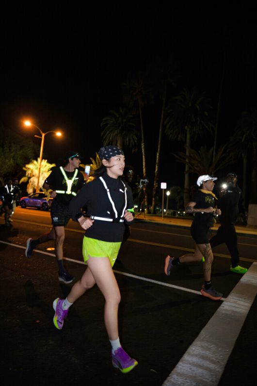 트레일러닝 크루 ‘꼬뮨 드 서울’의 이신명씨가 지난 3월 말 미국 로스앤젤레스, 라스베이거스 등지에서 열린 비공식 장거리 달리기 대회 ‘더 스피드 프로젝트’에서 달리고 있다. 블룸스튜디오 제공