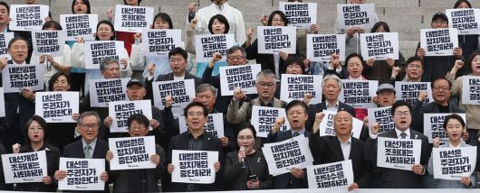 광장대선연합정치시민연대 회원들과 박찬대 더불어민주당 대표 직무대행 겸 원내대표(앞줄 오른쪽 둘째), 김재연 진보당 상임대표(앞줄 맨 오른쪽), 용혜인 기본소득당 대표(앞줄 맨 왼쪽) 등이 5일 오후 서울 여의도 국회 본청 앞 계단에서 대법원의 정치 개입 중단과 조희대 대법원장 사퇴 등을 요구하는 비상시국선언을 하고 있다. 윤운식 선임기자 yws@hani.co.kr