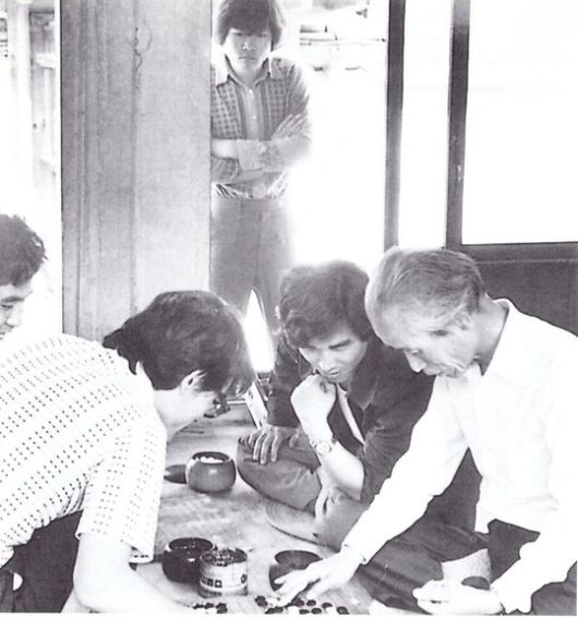 성 이사장(왼쪽 안경 쓴 이)이 스승 청명과 바둑을 두고 있다. 성 이사장 제공