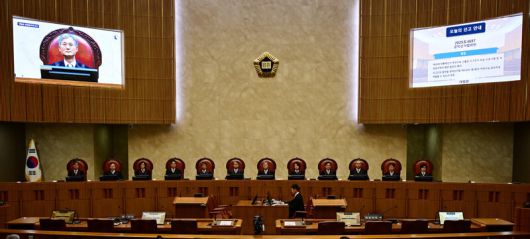 조희대 대법원장을 비롯한 대법관들이 1일 오후 서울 서초구 대법원 대법정에서 이재명 더불어민주당 대선 후보의 공직선거법 위반 사건 상고심 선고를 준비하고 있다. 사진공동취재단