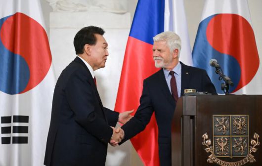 윤석열 전 대통령이 지난해 9월19일 체코를 방문해 페트르 파벨 체코 대통령과 프라하성에서 공동 기자회견을 가진 뒤 악수를 하고 있다. 윤 전 대통령은 한국의 체코 원전 수주를 확정하고 홍보하기 위해 당시 체코를 방문했다. 프라하/윤운식 선임기자 yws@han.co.kr