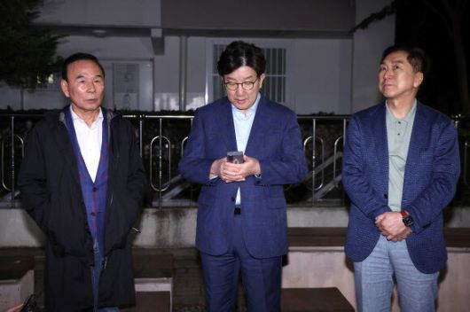 권성동 국민의힘 원내대표와 김기현·박덕흠 의원이 6일 후보 단일화 압박에 반발하며 후보 일정을 중단하고 상경한 김문수 대선 후보를 만나기 위해 서울 관악구 김 후보의 자택 앞에서 기다리고 있다. 연합뉴스