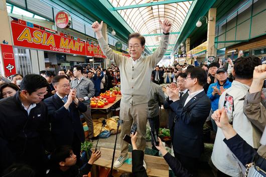 더불어민주당 이재명 대선 후보가 ‘골목골목 경청투어: 국토종주편’에 나선 6일 충북 증평군 증평장뜰시장을 찾아 즉흥 연설을 한 뒤 인사하고 있다. 공동취재사진