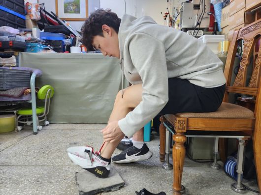 쇼트트랙 국가대표 임종언이 지난달 30일 서울 노원구 삼덕스포츠에서 새 부츠를 신어보고 있다. 장필수 기자 feel@hani.co.kr