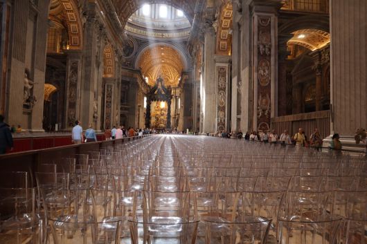 콘클라베를 하루 앞둔 6일(현지시각) 바티칸 성 베드로 대성당 내부. 7일 교황 선출을 앞두고 열릴 특별 미사를 위해 방문객들을 위한 의자 수천여개가 배치돼 있다. 사진 장예지 특파원