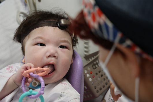 주요 장기 장애로 태어난 뒤부터 계속 중환자실에서 입원 치료를 받고 있는 소원이가 지난달 24일 오후 서울 서대문구 신촌 세브란스병원 심장혈관병원 소아심장중환자실에서 한순희 공공후견인과 눈을 맞추고 있다. 김태형 기자 xogud555@hani.co.kr