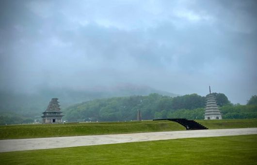 전북 익산시 금마면 미륵사지 내 미륵사지석탑(왼쪽). 코레일 제공