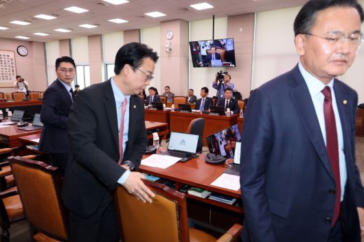 7일 서울 여의도 국회에서 열린 법제사법위원회 전체회의에서 국민의힘 의원들이 표결에 앞서 퇴장하고 있다. 연합뉴스